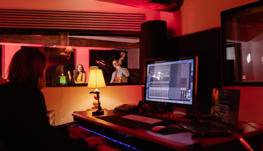 Formation MAO Digimonde : session d'enregistrement au studio Mélo Prod à Agen, ingénieur du son à la console