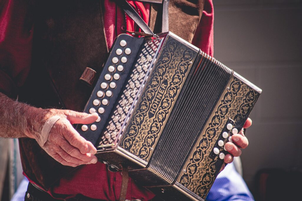 Formation Digimonde apprendre un instrument : mains sur un accordéon diatonique pendant un travail technique
