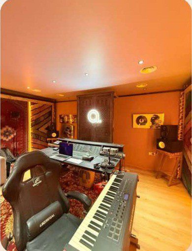 Aloha Vibes, Tamraght : régie du studio d’enregistrement, clavier maître et écoute