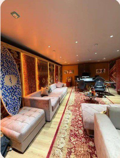 Aloha Vibes, Tamraght : salle live du studio, tapis et instruments