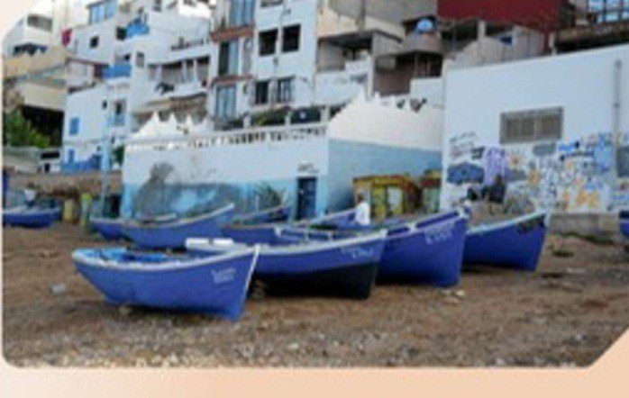 Taghazout, village de pêcheurs au nord d’Agadir : barques bleues sur la plage