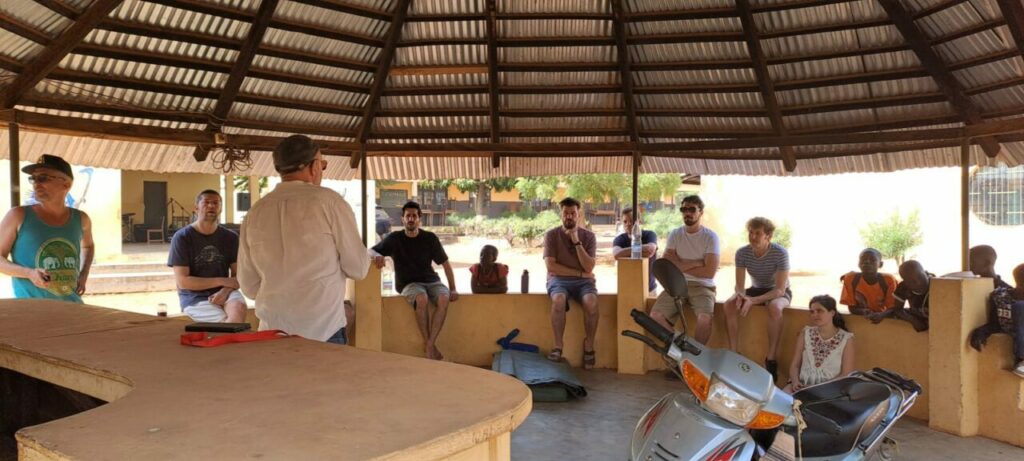 Stagiaires DIGIMONDE et participants ivoiriens réunis sous une paillote pour un temps d'échange, formation afro-fusion à Korhogo