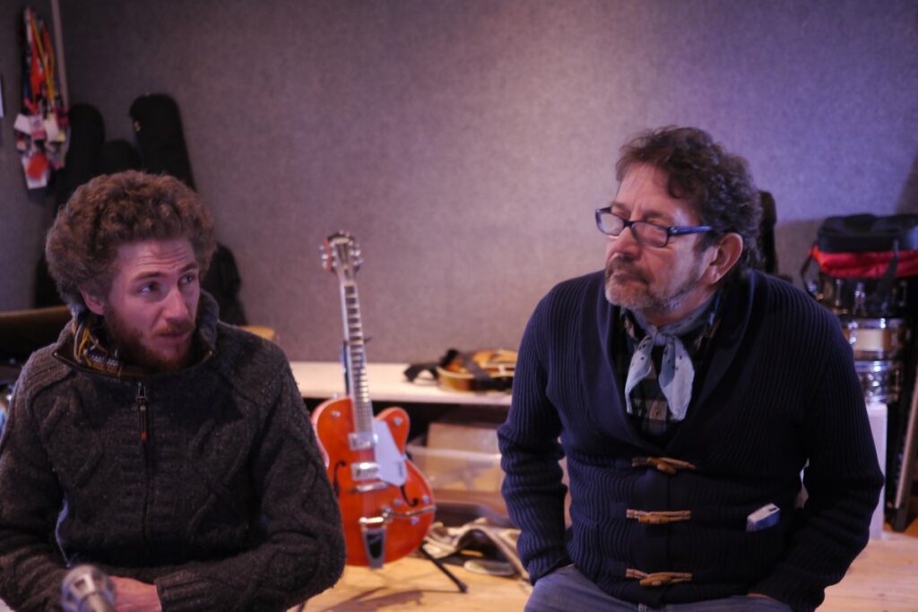 Échange entre un formateur et un stagiaire pendant une session de composition