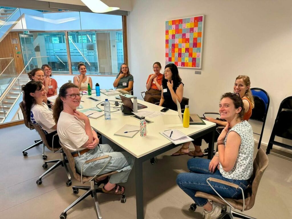 Groupe de stagiaires en session de travail autour de Paola Vera, coach vocale