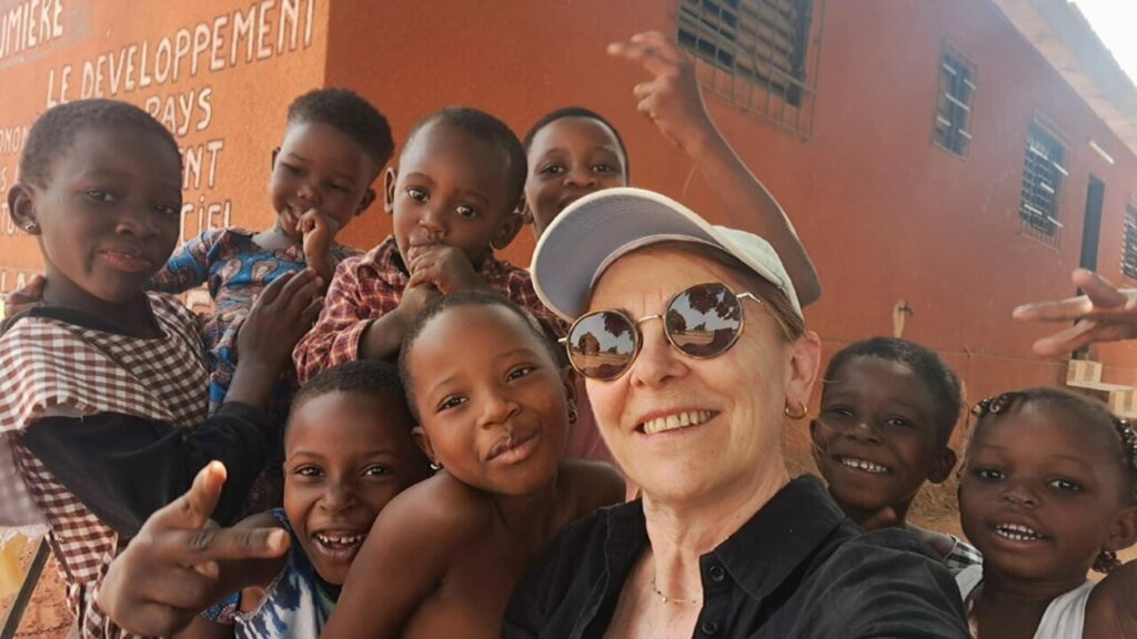 Patricia Guillotreau, responsable logistique de la formation, entourée d'enfants à Korhogo
