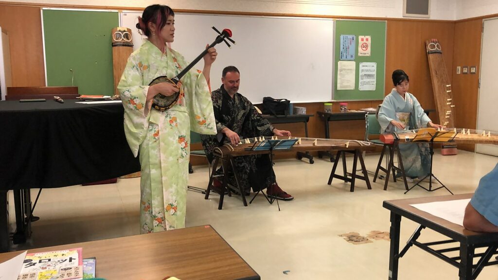 Formatrice japonaise au shamisen et koto lors de l’atelier d’instruments traditionnels à Tokyo