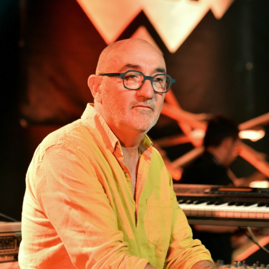 Vincent Livenais aux claviers sur scène avec le groupe Kunbe, coordinateur pédagogique de la formation