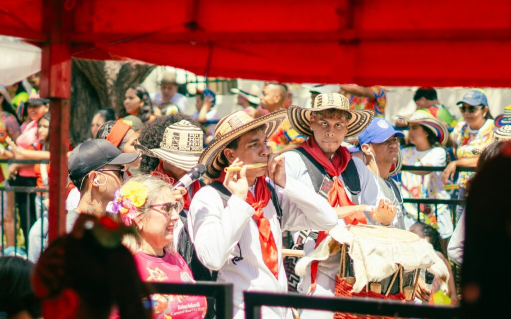 Gaiteros en sombrero vueltiao au carnaval de Barranquilla, ville d’immersion de la formation musiques afro-colombiennes Digimonde